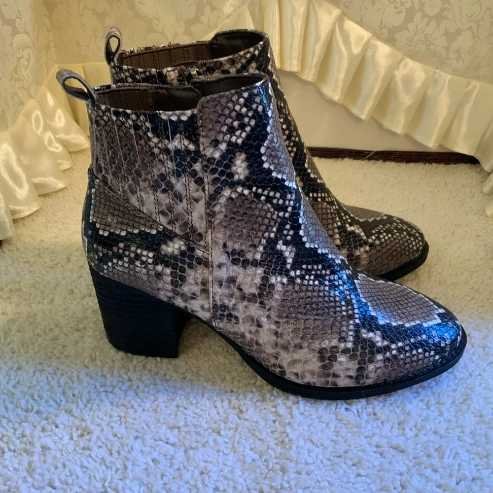 BLONDO WATERPROOF WOMENS LEATHER REPTILE PRINT ANKEL BOOTS